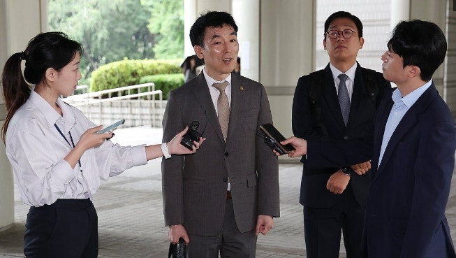 SPGR032's tweet card. 김용현 전 국방부 장관 측 변호인들이 19일 법정 소란으로 감치 선고를 받았으나 인적사항이 특정되지 않았다는 이유로 바로 풀려났다. 서울중앙지법은 이날 밤 언론을 통해 “감치장소로 지정된 서울구치소에서 위반자들의 인