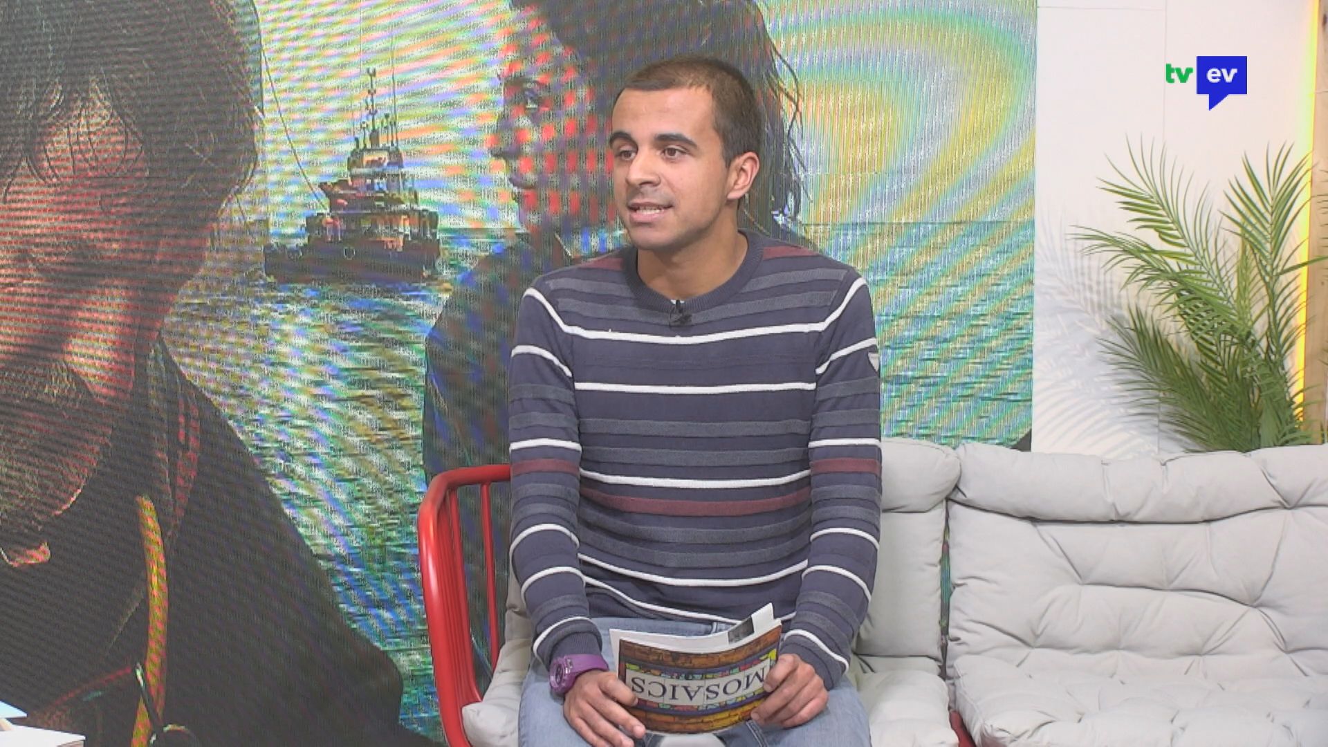 RTVEV's tweet card. Al programa d’avui presentem una nova secció dedicada al cinema, de la mà de Diego Estruga, amb qui parlarem d’actualitat, tendències i recomanacions. També connectarem amb la platja de Coma-ruga...