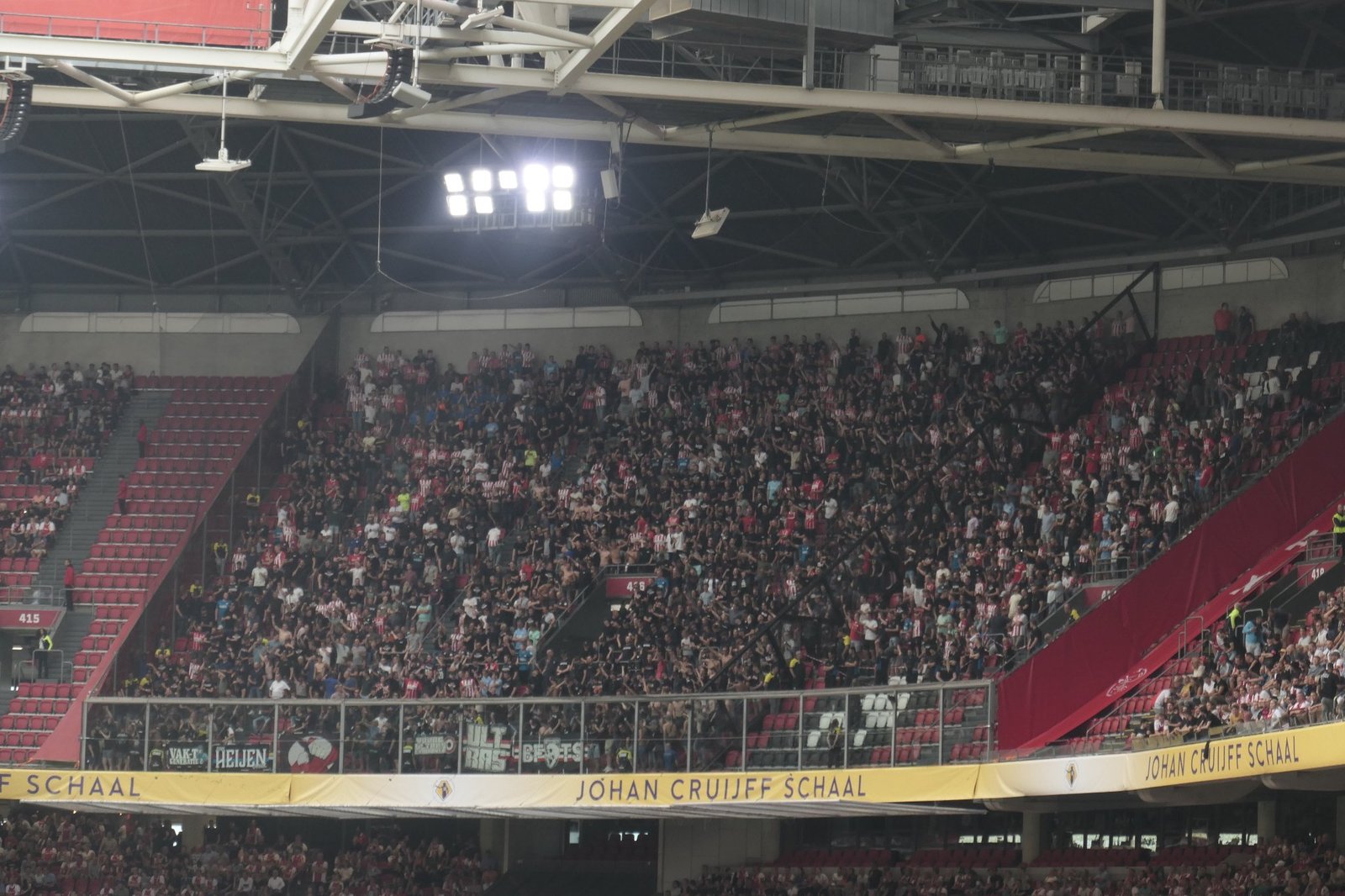 AFCASC's tweet card. Het bericht dat er tijdens de komende wedstrijd tussen Ajax en PSV geen supporters van de Eindhovenaren welkom zijn heeft ook ons bereikt. De AFCA Supportersclub vindt het van belang dat er te allen...