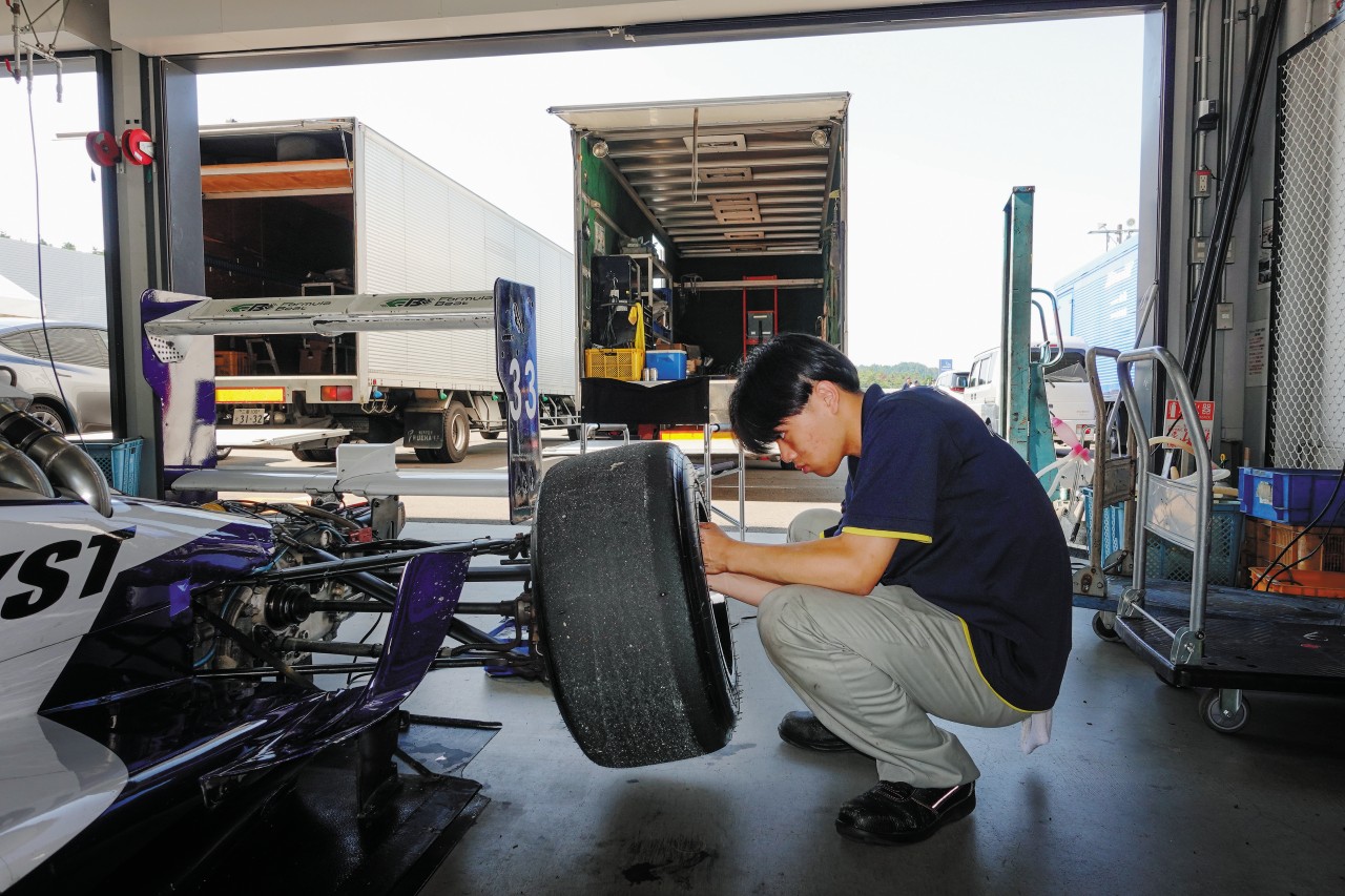 AUTOSPORT_web's tweet card. 「今回はインパクトレンチでホイールの脱着作業を初めてやらせていただきましたが、ガガガッというスピードが新鮮でした」「タイヤの空気圧を狙った値にジャストで合うとこ