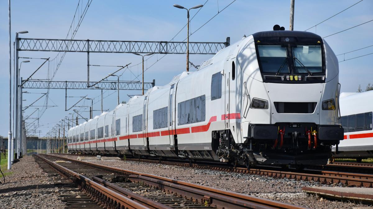seatsixtyone's tweet card. Talgo ha superado el hito regulatorio que amenazaba el mayor contrato en firme de su historia, en de la entrega de 56 trenes al operador alemán Deutsche Bahn por 1.400