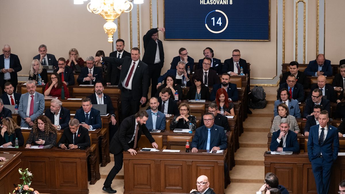 SeznamZpravy's tweet card. Návrh na pětileté zmrazení platů politiků od roku 2026 podepsaly ANO, SPD a Motoristé a ve čtvrtek ho předloží Sněmovně. Okamura vyzývá Senát i prezidenta k rychlému postupu.