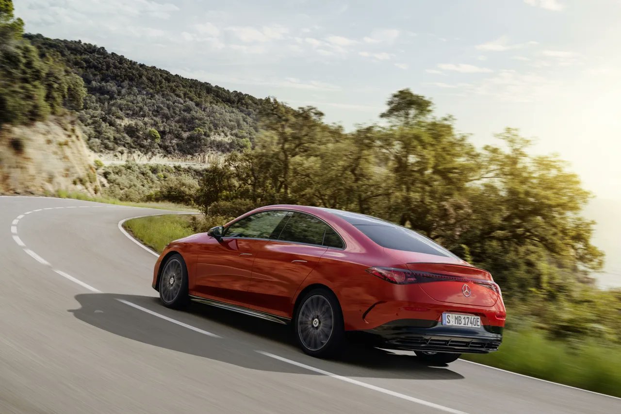EV_olution_be's tweet card. De Mercedes-Benz CLA krijgt een nieuwe instapversie: de elektrische CLA 200. Met een batterij van 58 kWh, een rijbereik van 540 kilometer en een vermogen van 224 pk wordt de CLA tot 6.000 euro...