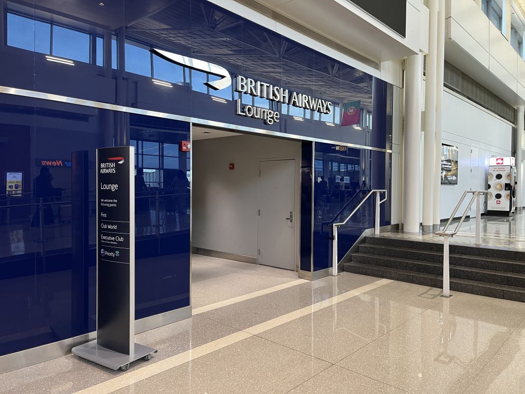 FlightDetect's tweet card. The British Airways lounge at Washington Dulles is well worth a visit, and here are plenty of pictures showing the food, drinks and views.