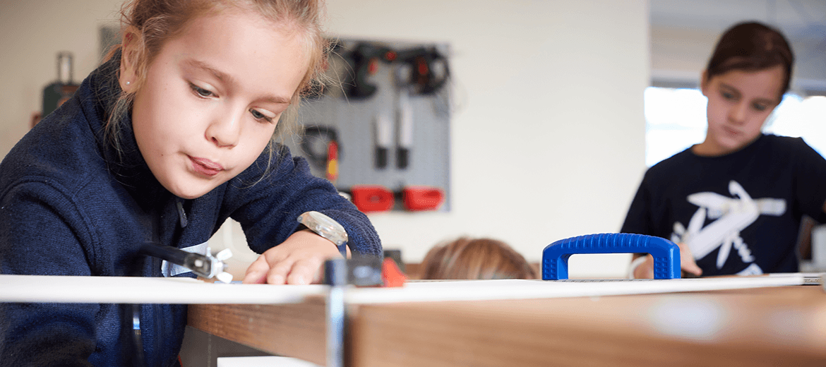 fritzundfraenzi's tweet card. Wo Kinder Erfinder sein dürfen Was macht Kinder kreativ? Und warum ist das wichtig? Eine Innovationswerkstatt in Basel lässt Schülerinnen und Schüler eigene Lösungen finden.
