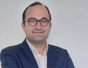 BComm_fr's tweet card. Saria repose sur une organisation décentralisée sur des dizaines de sites de production. C'est dans ce cadre que son directeur des achats France, Thomas Ollivier, pilote une montée en maturité des...