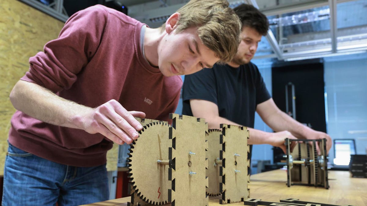 EPFL's tweet card. Des étudiants en génie mécanique ont passé un semestre a s’inspirer des plans du savant italien pour savoir si ses inventions fonctionnaient.