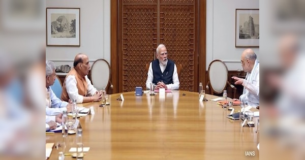 ZeeOdisha's tweet card. Modi Cabinet: କେନ୍ଦ୍ର କ୍ୟାବିନେଟ୍ ନଭେମ୍ବର ୧୦ ରେ ନୂଆଦିଲ୍ଲୀର ଲାଲକିଲ୍ଲା ନିକଟରେ ଘଟିଥିବା କାର ବିସ୍ଫୋରଣକୁ ନିନ୍ଦନୀୟ ଆତଙ୍କବାଦୀ ଆକ୍ରମଣ ଘୋଷଣା କରିବା ପାଇଁ ଏକ ପ୍ରସ୍ତାବକୁ ଅନୁମୋଦନ କରିଛି। କ୍ୟାବିନେଟ୍ ପୀଡିତମାନଙ୍କୁ ହୃଦୟର...