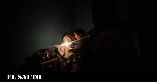 PCPCYII's tweet card. Más de diez millones de personas no pueden mantener su hogar caliente en España. El 31 de diciembre finaliza la prohibición de cortes de suministro para familias vulnerables.