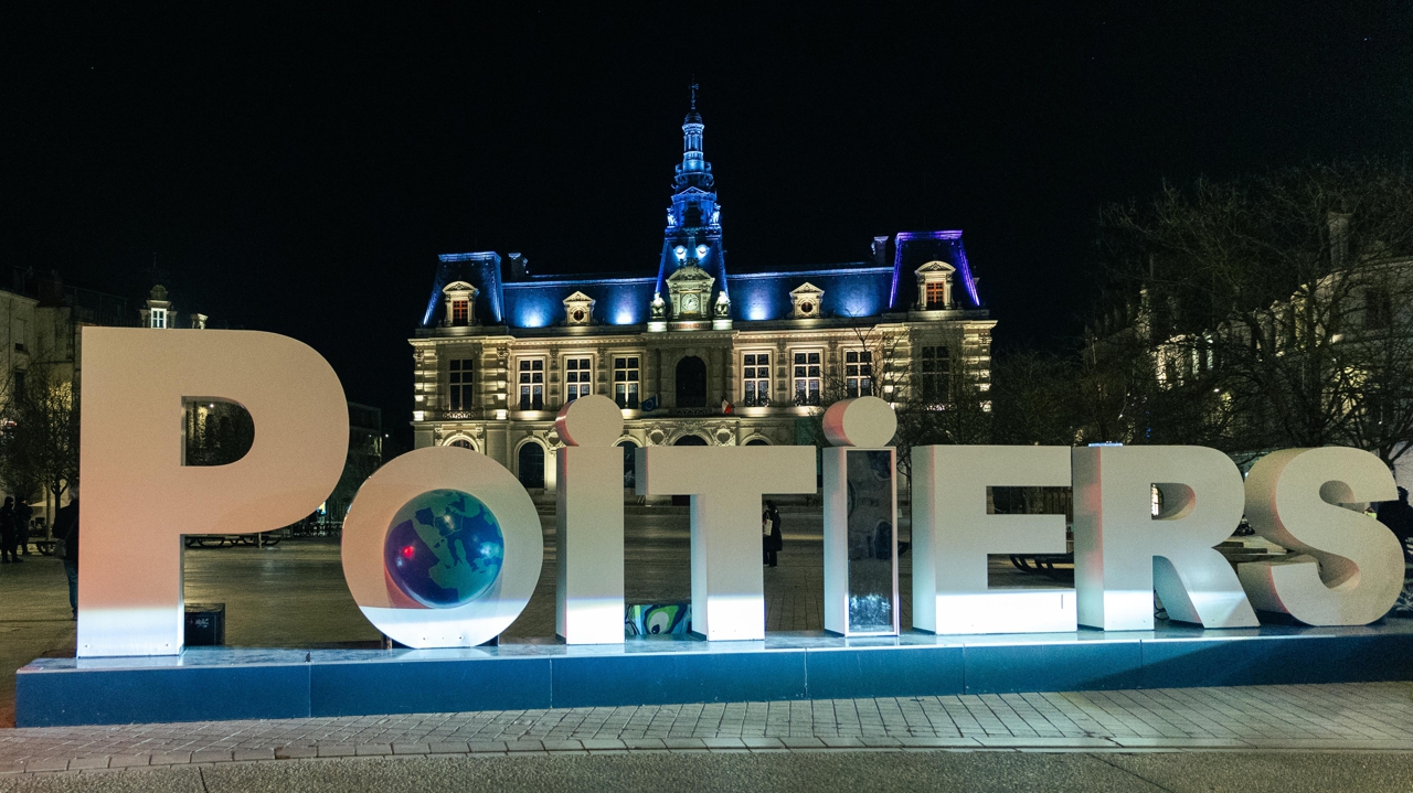 janfygautier's tweet card. Deux jeunes d’une vingtaine d’années ont été arrêtés par la police ce mercredi 17 janvier 2024. Ils avaient dégradé les lettres géantes « Poitiers » implantées face à la mairie.