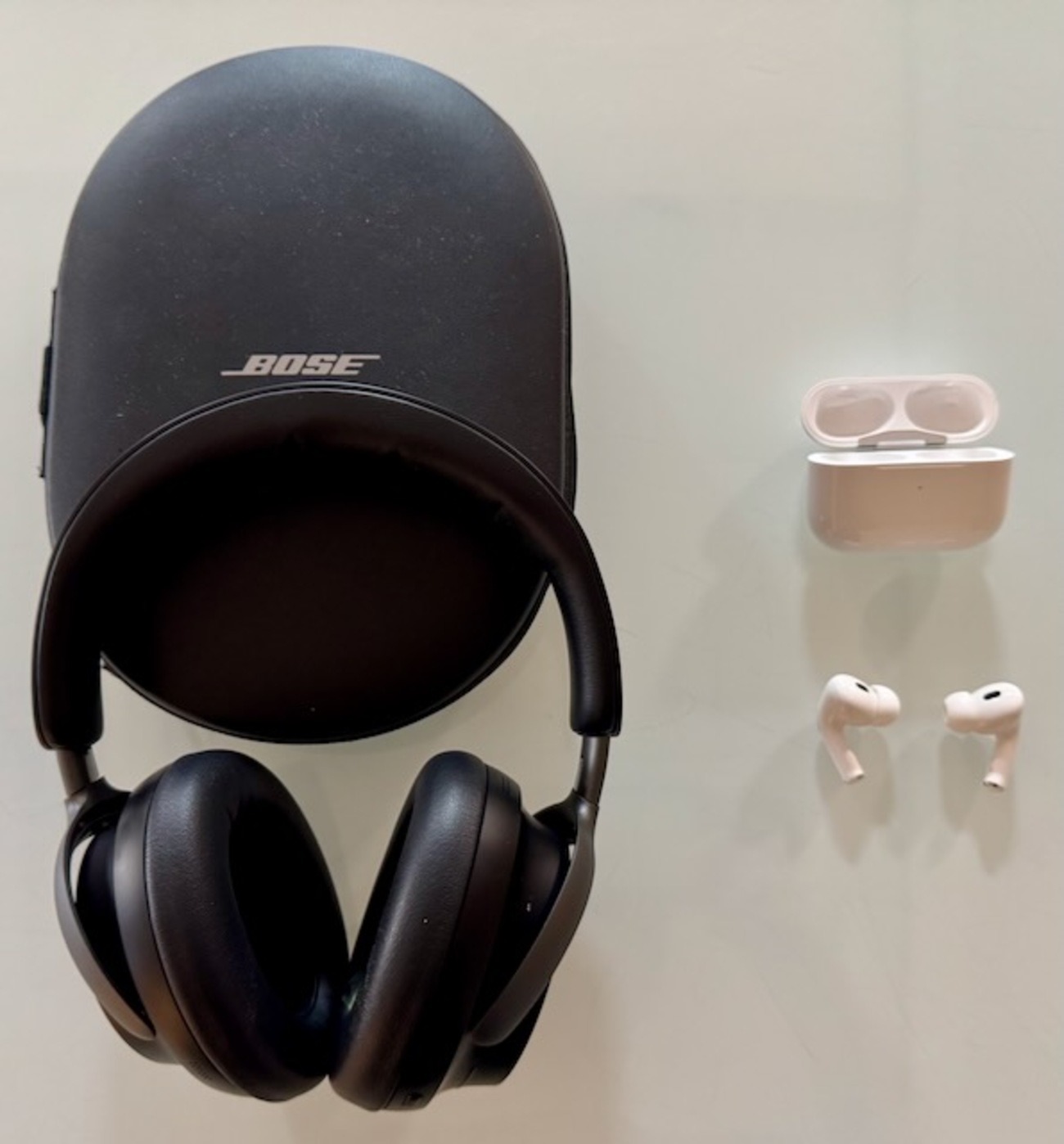 classairline's tweet card. Amazonのプライムデーで購入した「Apple AirPods Pro 2」と機長がこれまで愛用している「Bose QuietComfort Ultra Headphones」を夏休み期間を使用してじっくりと詳細に比較しました。 Bose QuietComfort Ultra Headphones(左)とApple …