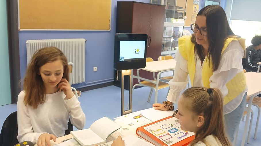 Edu_Num's tweet card. Le programme TED-i permet à plus de 1 000 élèves français malades de poursuivre leur scolarité depuis leur hôpital ou leur domicile grâce à des "robots de téléprésence".