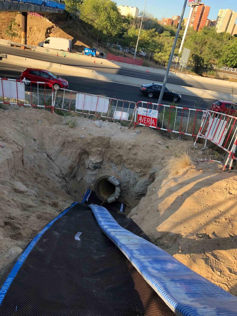 sinzatec's tweet card. Gran solución técnica para el agua potable. Renovación de una tubería de acero de 600 mm con dos codos por una tubería flexible Primus Line DN500 PN12. Instalación eficiente, segura y sostenible....