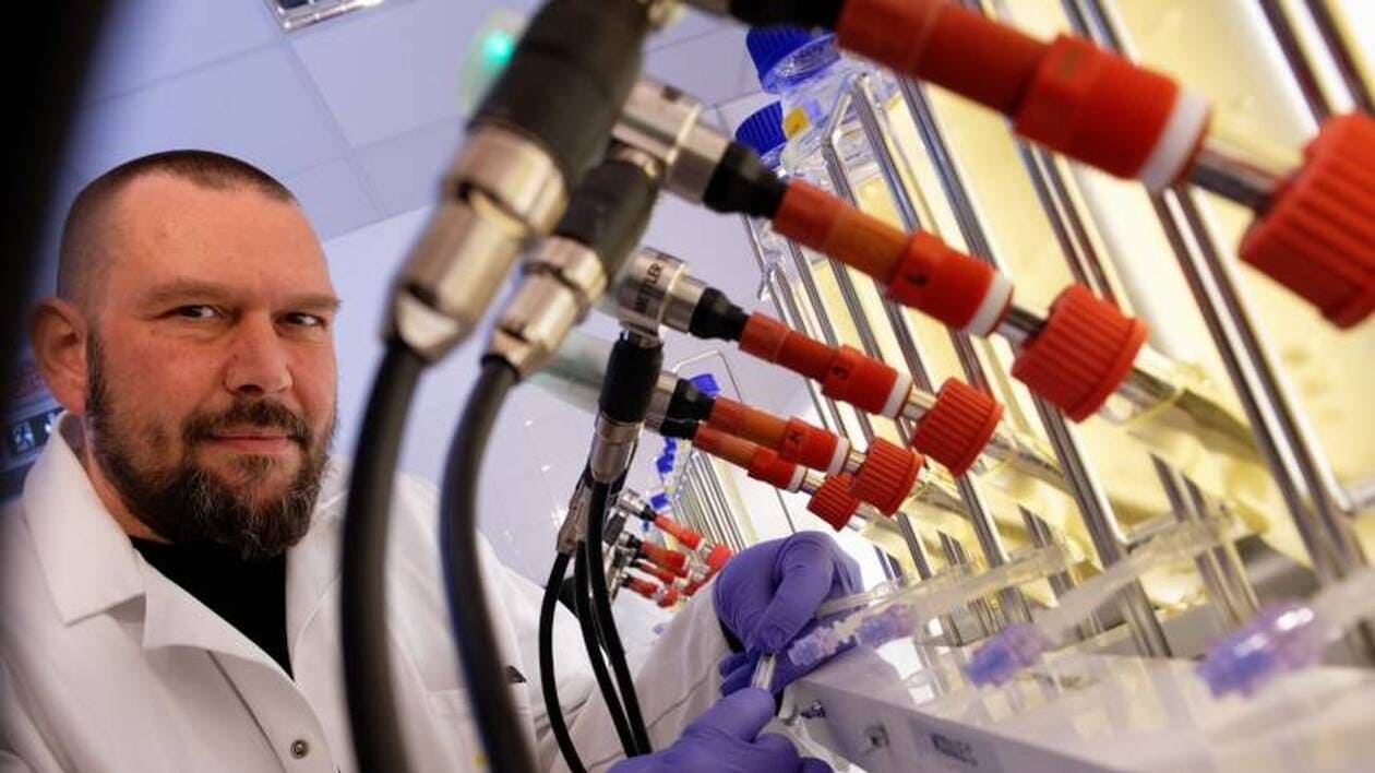 ofandebiomim's tweet card. Jean-Baptiste Bérard, ingénieur d’études à l’Ifremer à Nantes, a découvert les bienfaits d’une microalgue contre l’acné. Cultivée sur nos côtes, Skeletonema marinoi pourrait aussi avoir des vertus...