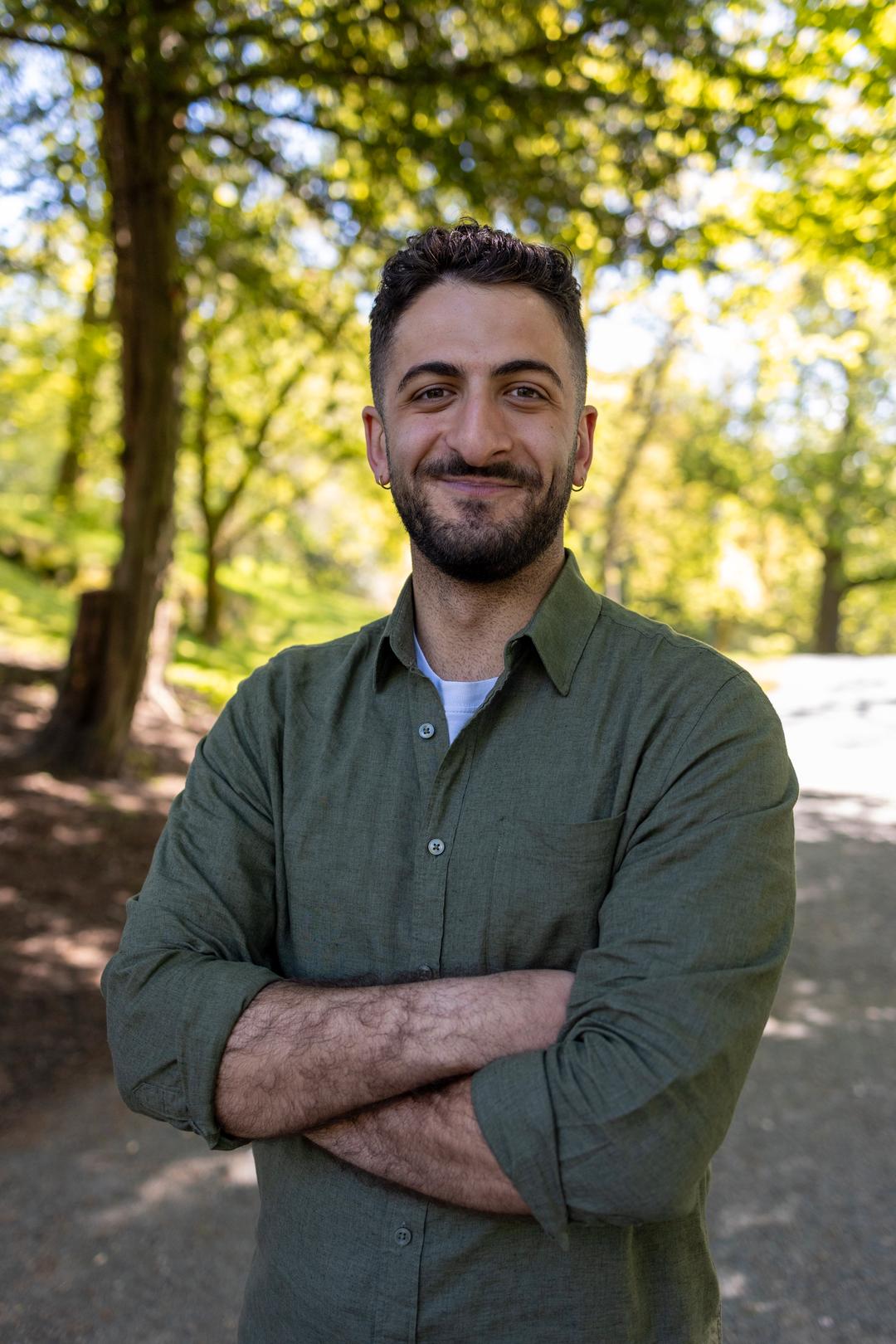 PRingholm's tweet card. SV-toppen Alexander Papas (24) vil ramma dei rike med tøffare formuesskatt — og innføre arveavgifta på nytt. — Forkasteleg, svarar Høgres Peter Frølich.