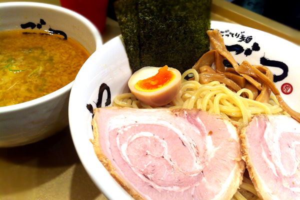 mog_mog_me's tweet card. 背脂チャッチャ系のラーメン屋さん「ごっつ」。わたしの周りではつけ麺が人気で、油がすごくてもたれるのに中毒になると話題のお店です。今日はそんな「ごっつ」の、秋葉原店の紹介です。