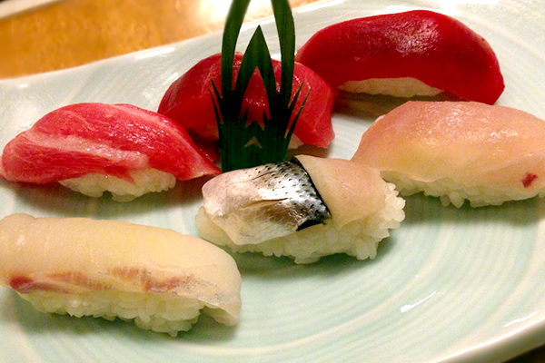 mog_mog_me's tweet card. 関東ITソフトウェア健康保険組合の福利厚生施設の1つで、被保険者・被扶養者及びその同伴者しか入ることができないにもかかわらず、おいしいと有名なお寿司屋さん「鮨 一新（すし いっしん）」の紹介です。