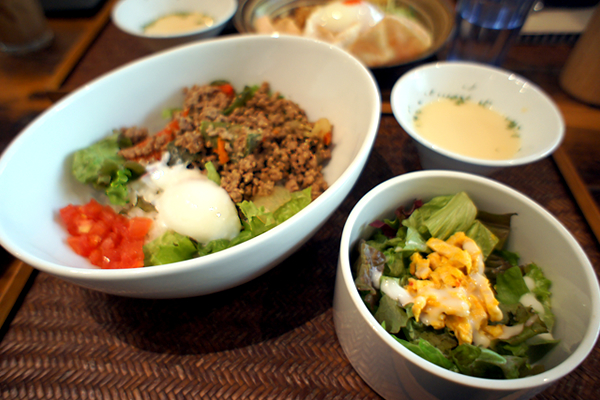 mog_mog_me's tweet card. ルミネマン渋谷の1階部分にある、ナチュラルテイストな色使いや素材感がかわいい、オシャレなカフェの紹介です！