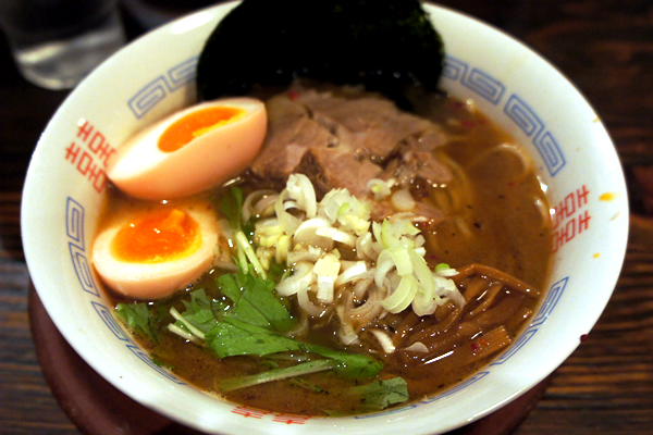 mog_mog_me's tweet card. こんがり塩焼きした秋刀魚をスープの出汁に使用したおいしいラーメン屋があると聞いて、池袋の「生粋」さんにおじゃましてみました！