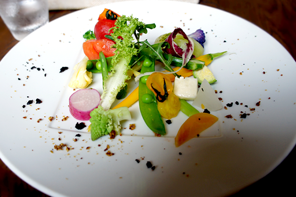 mog_mog_me's tweet card. 北海道・美瑛の大自然の中に佇む、美瑛のおいしいお野菜を楽しむことができる有名なイタリアンレストランの紹介です。