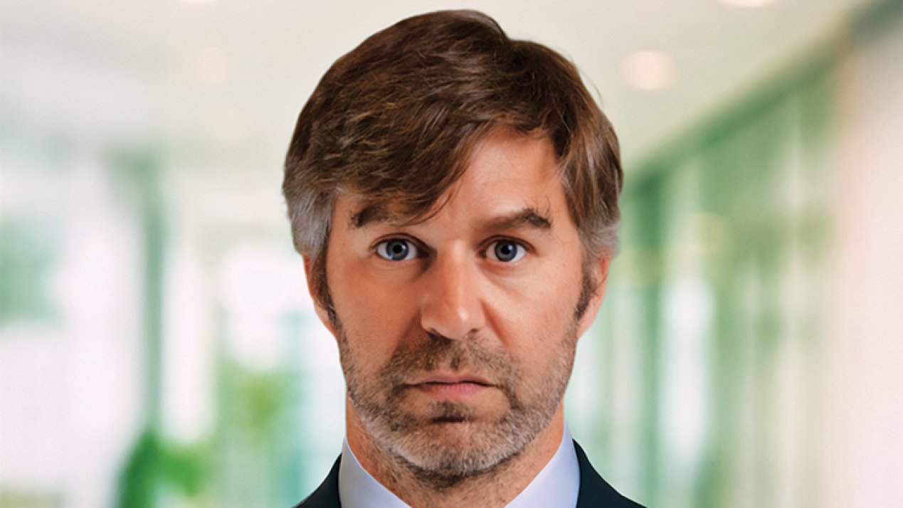 mxhealthreview's tweet card. Physicians need more than information; they require a network where knowledge flows continuously, says IntraMed’s Nicolás Vega.