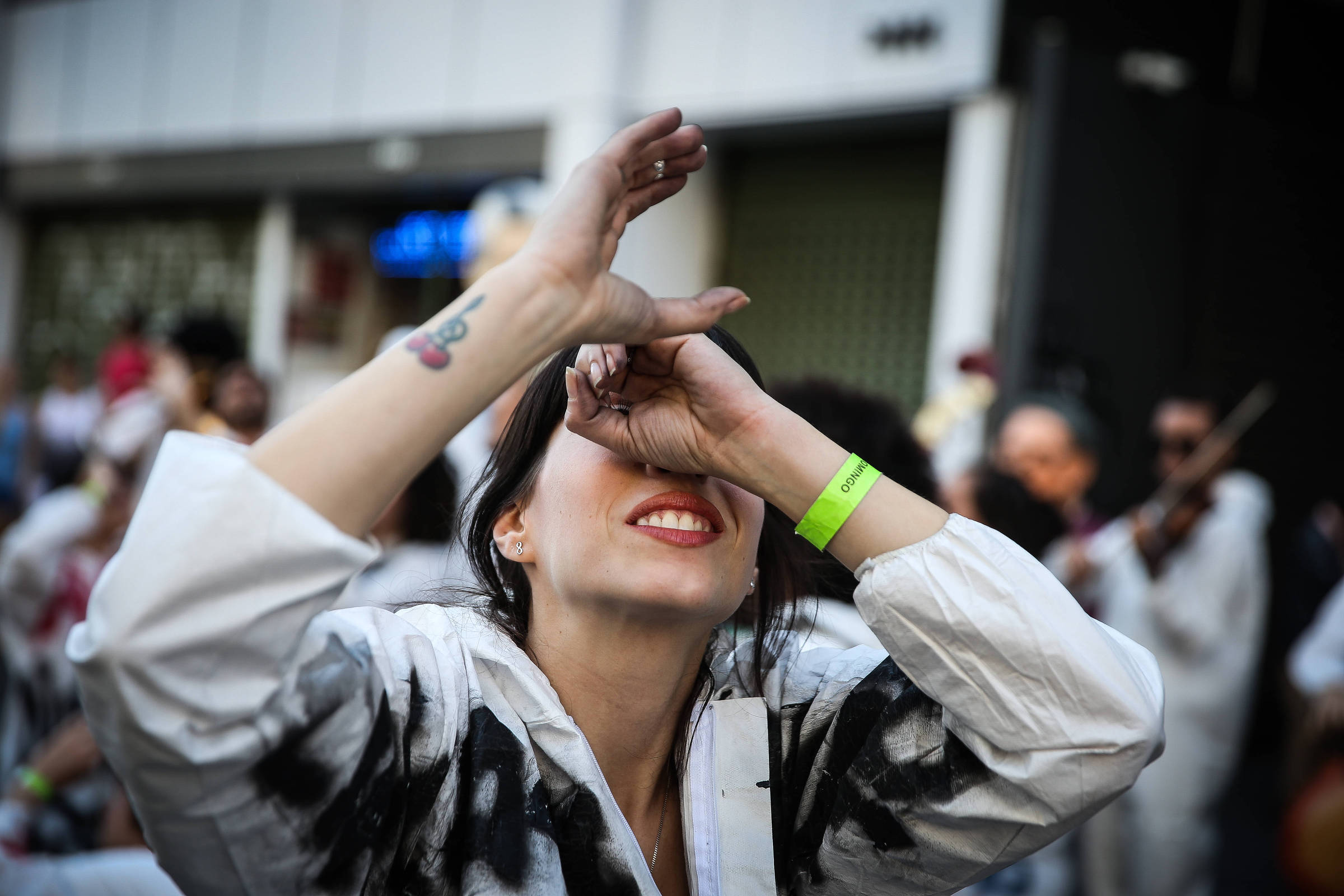 folha's tweet card. Contato do grupo com ciência ocorre principalmente pelo Google e redes sociais, diz pesquisa INCT-CPCT