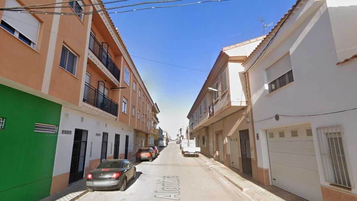 periodicoclm's tweet card. Un obrero de 40 años se ha precipitado desde el tejado de una vivienda situado a ocho metros de altura en Casas Ibáñez, un día después de la muerte de un pintor por una caída en Lezuza.