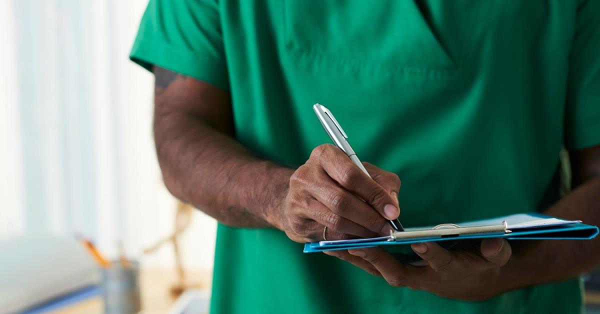 congressoemfoco's tweet card. Programa busca reduzir desigualdades históricas no SUS com ações voltadas a estudantes e territórios vulneráveis.