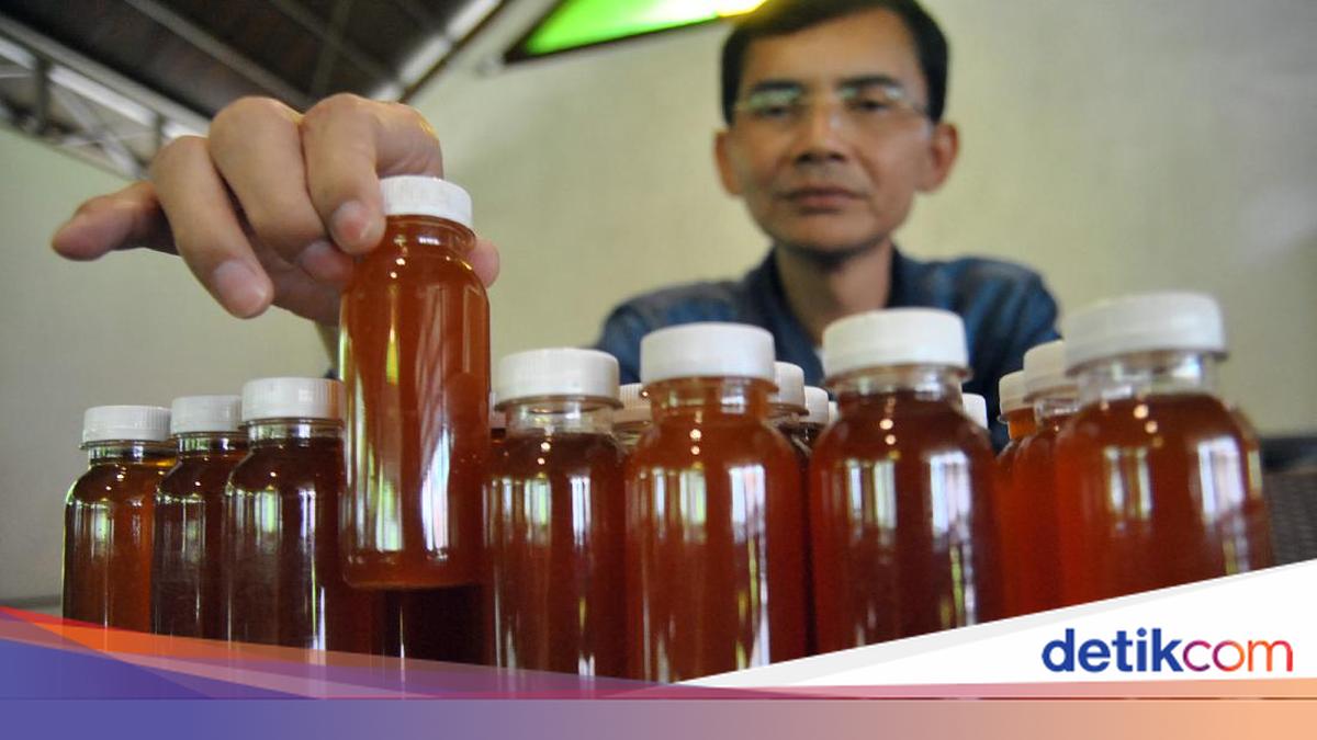 detikcom's tweet card. Hadi Pranoto merasa laporan atas dirinya ke polisi adalah pencemaran nama baik. Hadi mengancam menuntut ganti rugi senilai Rp 145 T kepada Muannas Alaidid.