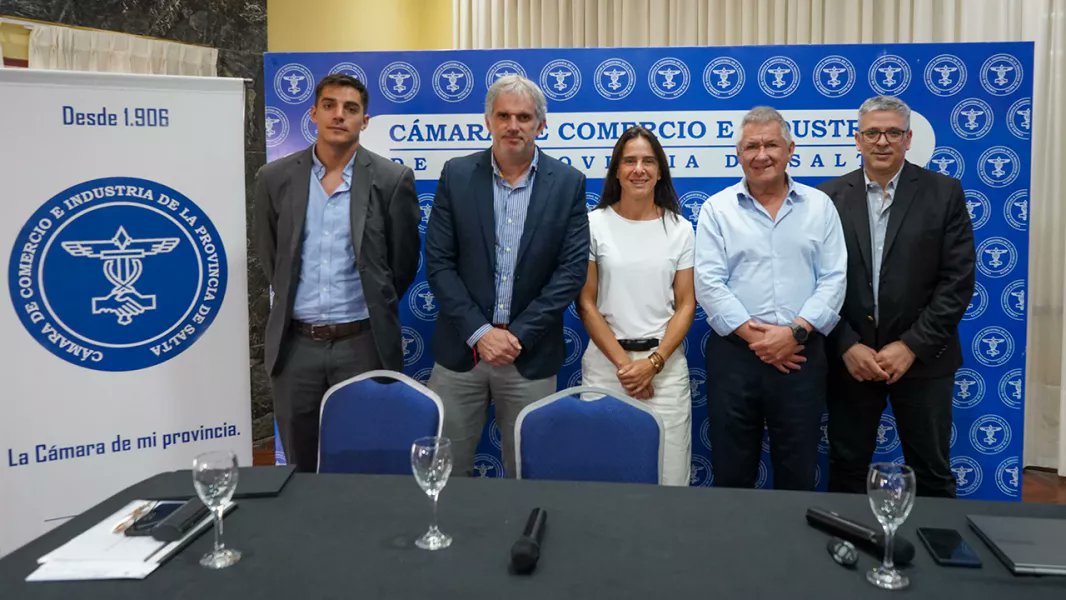 SDCSalta's tweet card. Fue ante cámaras empresariales, pymes y comerciantes. La iniciativa, convertida en ley semanas atrás, otorgará avales para respaldar operaciones crediticias.