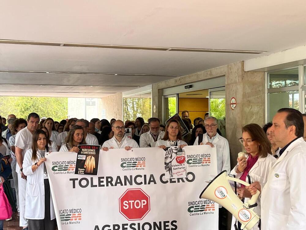 cesmclm's tweet card. Médicos del centro sanitario estaban llamados a una protesta tras los "momentos de miedo y tensión" que vivieron profesionales de Medicina Interna al atender a una paciente