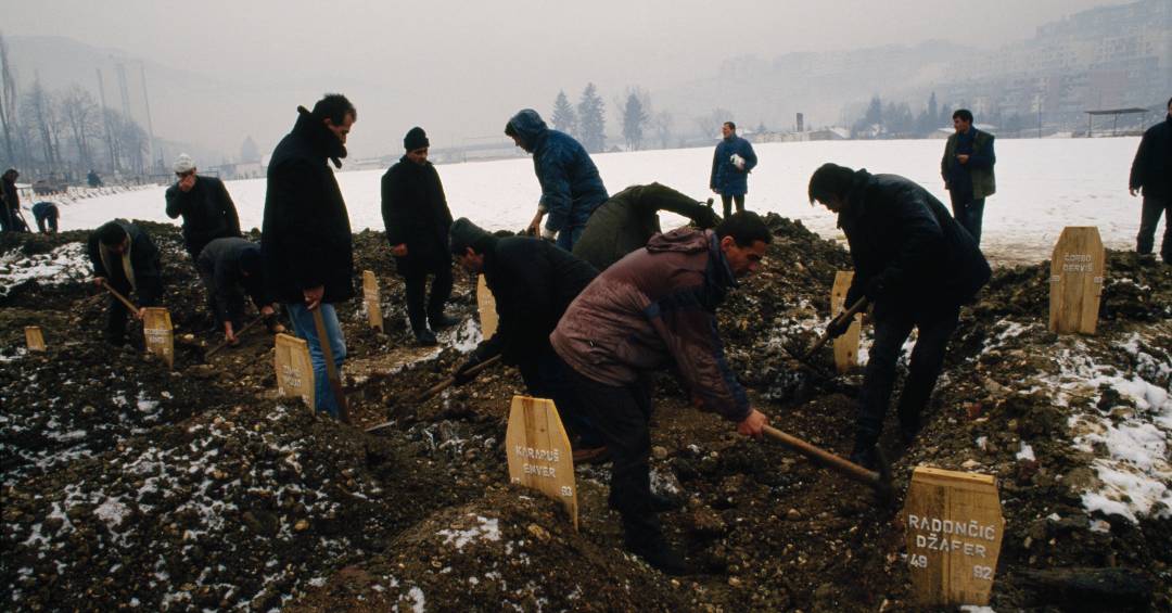 VEJA's tweet card. Turistas ricos supostamente desembolsavam até US$ 116 mil para matar civis durante um dos cercos mais brutais da história