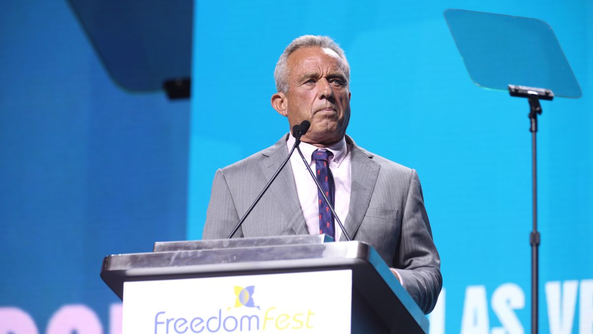 SillySigns1's tweet card. Foto: Robert F. Kennedy Jr. (Gage Skidmore CC BY-SA 2.0)Help door dit artikel met jouw kennissen op je social netwerk te delen! In zijn boek ‘The Real Anthony Fauci’ heeft Robert F. Kennedy Jr. het …