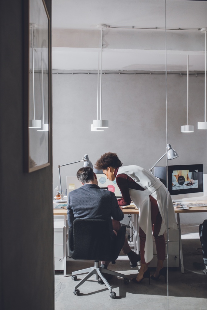 LearnCore's tweet card. Sales managers at any organization are in a position to guide and motivate those they lead, similar to the coach of a sports team.