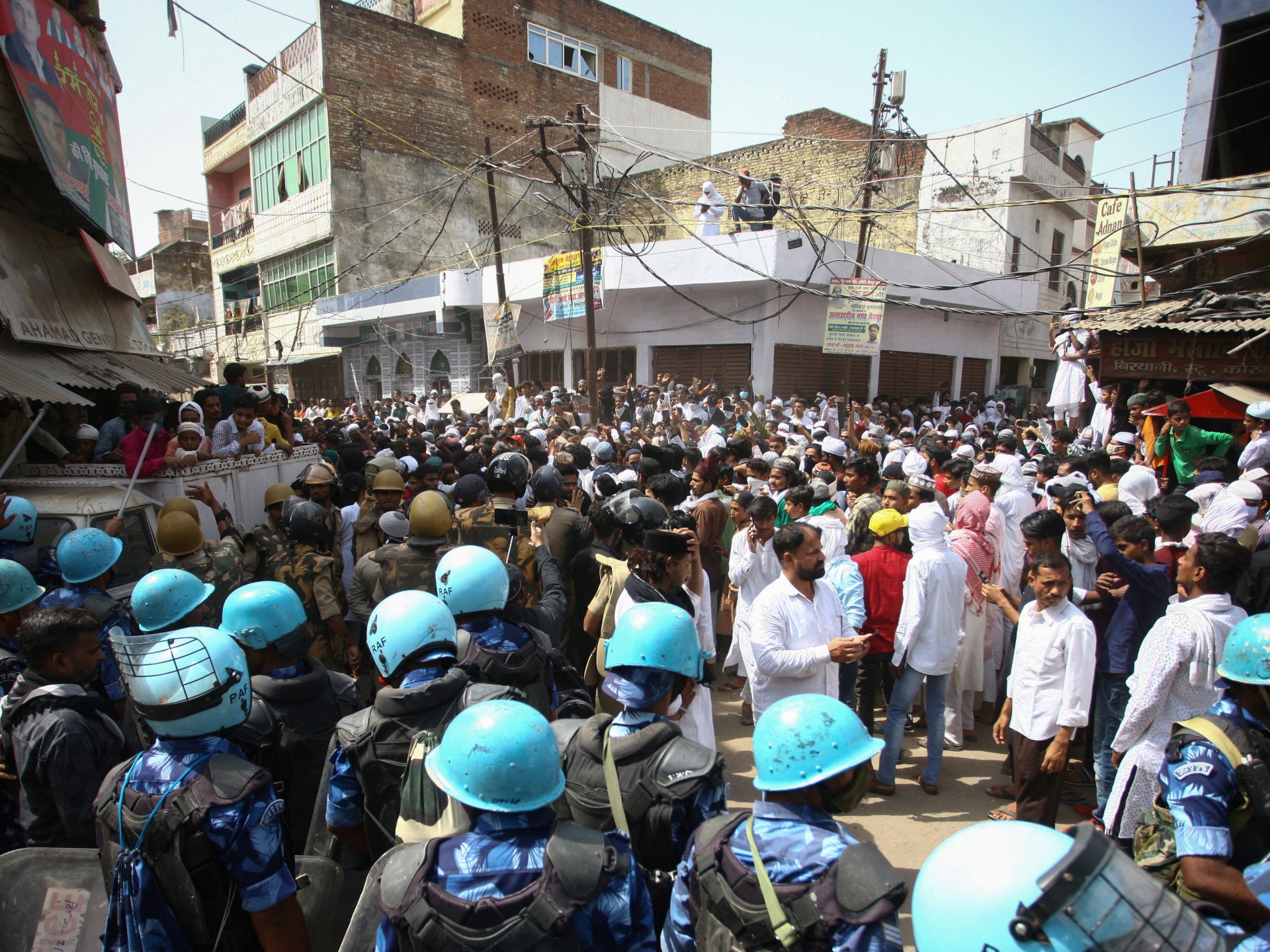 larevuecrap's tweet card. Two teenagers killed in Ranchi, Jharkhand state, as police fire shots to quell protests against insulting comments.