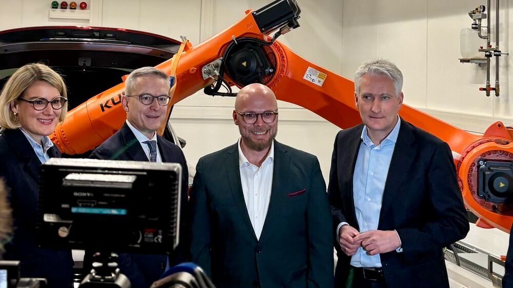 egovernmentde's tweet card. Beim Besuch von Bundesdigitalminister Dr. Karsten Wildberger in Augsburg am 27. Oktober 2025 standen zwei Themen im Fokus: Ein KI-Modellprojekt und – für die Verwaltungsdigitalisierung – das gemein...