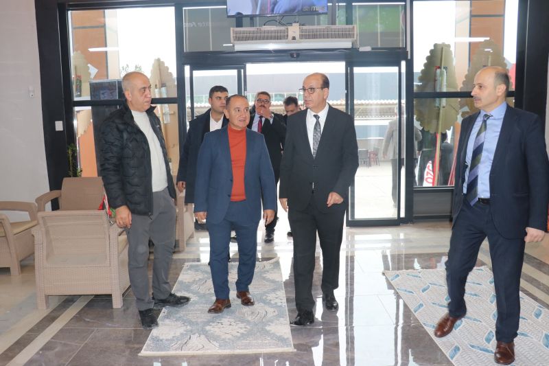 mansetmalatya44's tweet card. Malatya OSB’de açılan fuarın temel amacı, üretici ile satıcıyı aynı platformda buluşturarak şehirde ticari hareketliliği artırmak ve bölgesel ekonomiye yeniden ivme kazandırmak oldu.