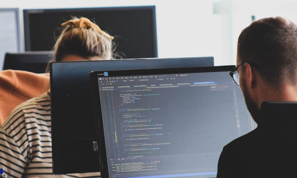 Fast2_tech's tweet card. Fork Lifting (Lift & Shift Model) Now is the time to free the clients from servers and shift to the cloud because IT services management has some excellent approaches to help the client’s application...