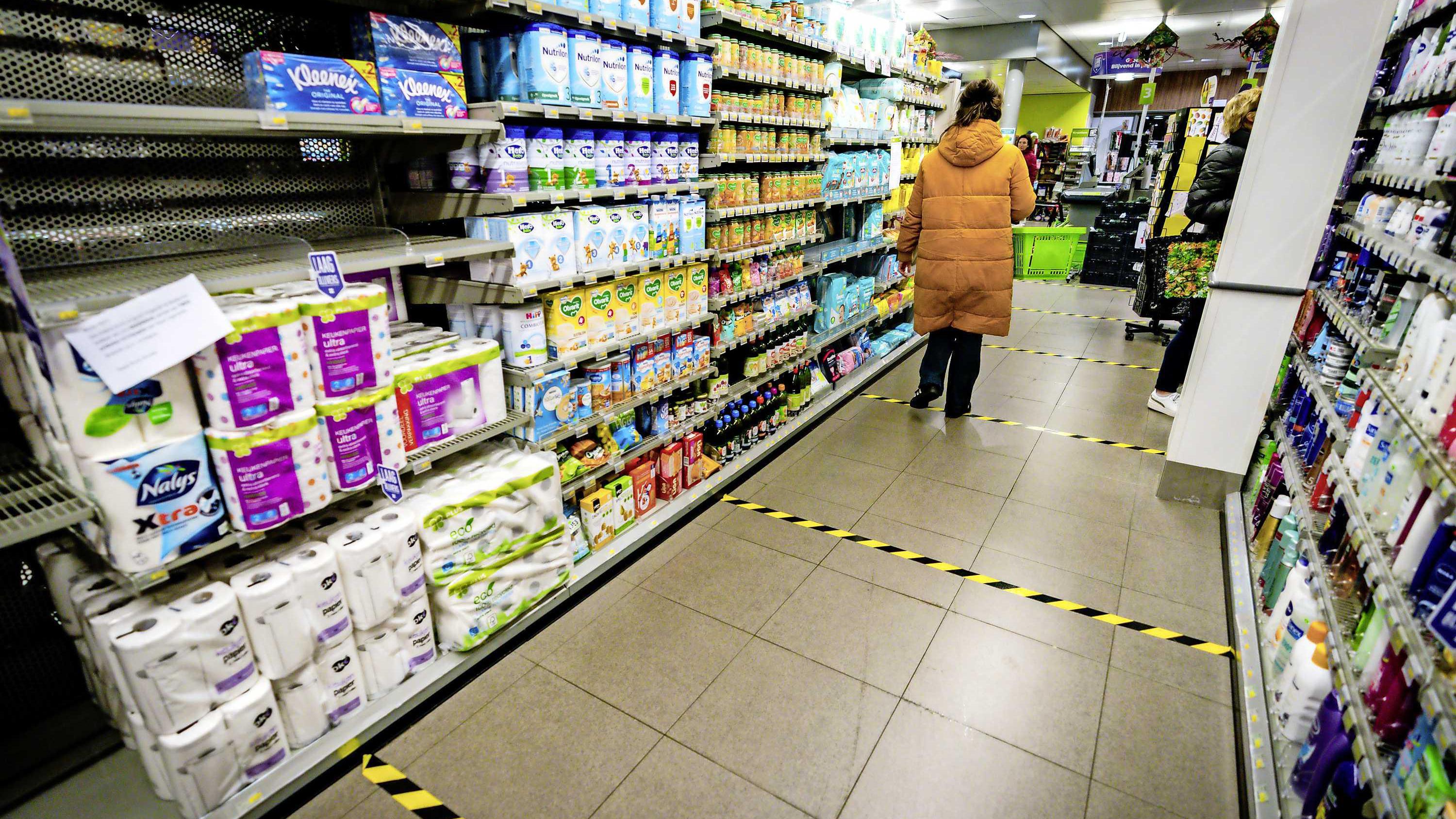 ICus36's tweet card. In meerdere supermarkten worden klanten zo boos, dat ze medewerkers tot tranen toe beroeren. Twee Plusfilialen delen hun ervaringen.