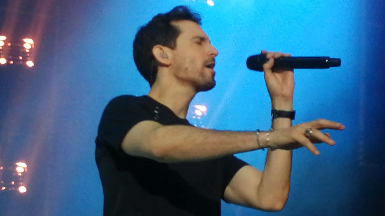 avivgo's tweet card. עברי לידר בקיסריה 2017 - זכיתי לאהוב עם יובל דיין ושלומי שבן