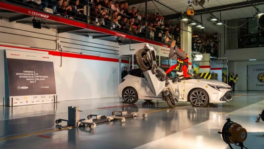 infotaller's tweet card. La agenda ha incluido dos crash test y una prueba de ADAS en vivo, así como novedades tecnológicas, análisis técnicos y científicos y un debate jurídico.