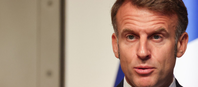 RTLFrance's tweet card. Lors d’un débat à Arras, le président de la République a plaidé pour une labellisation indépendante des médias en ligne afin de lutter contre la désinformation.