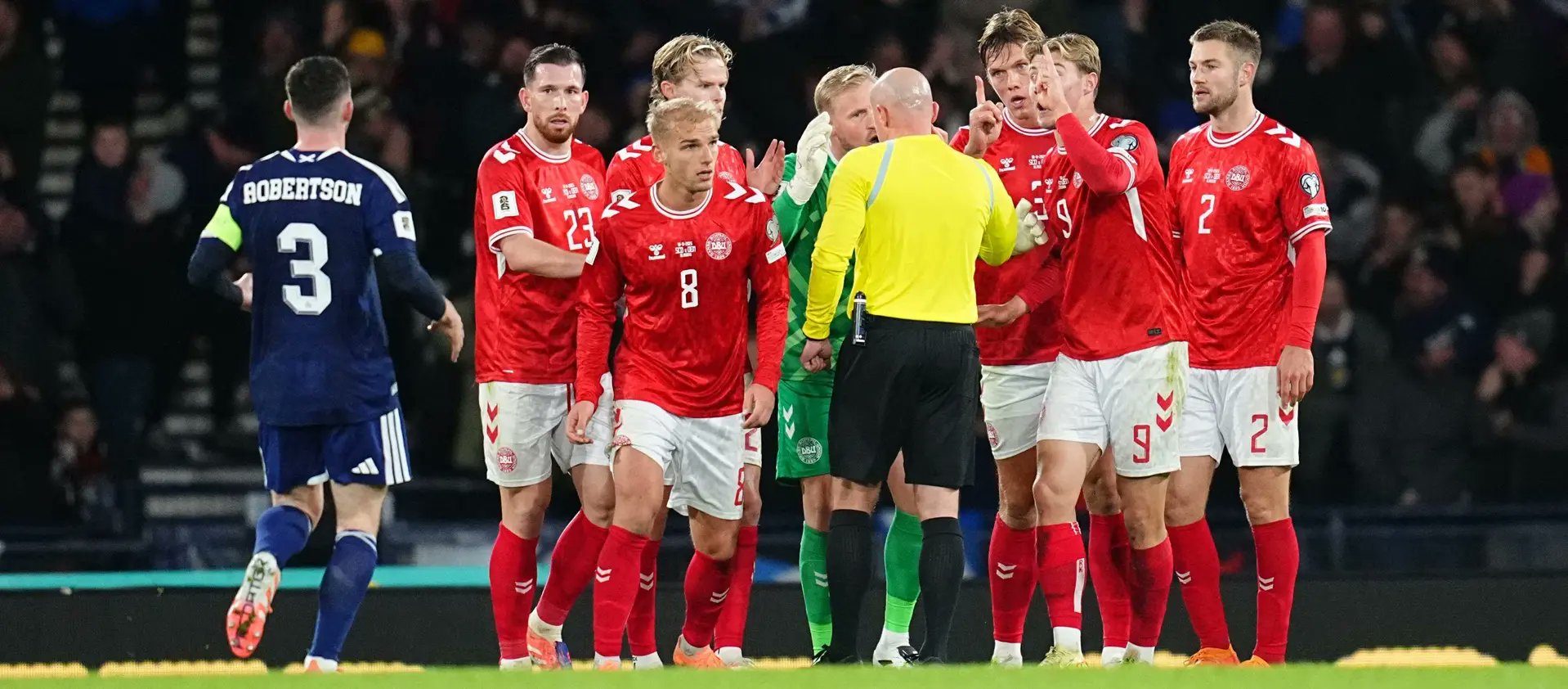 tipsbladet's tweet card. Fodboldkommentator Morten Glinvad oplever tilbagevendende, at fodboldlandsholdet stivner i modgang.