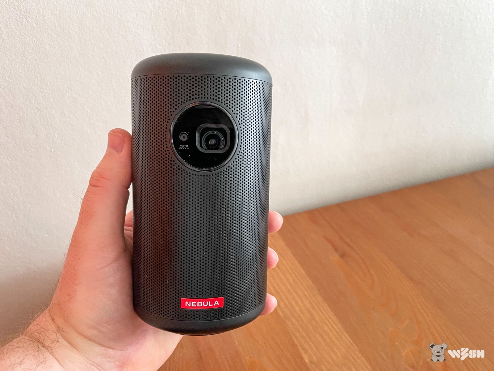 w3sh's tweet card. C’est bientôt les vacances et si vous voulez profiter de vos séries où que vous soyez, on a peut-être trouvé le produit miracle ! On a essayé pour vous le petit vidéo-projecteur nomade sur batterie...