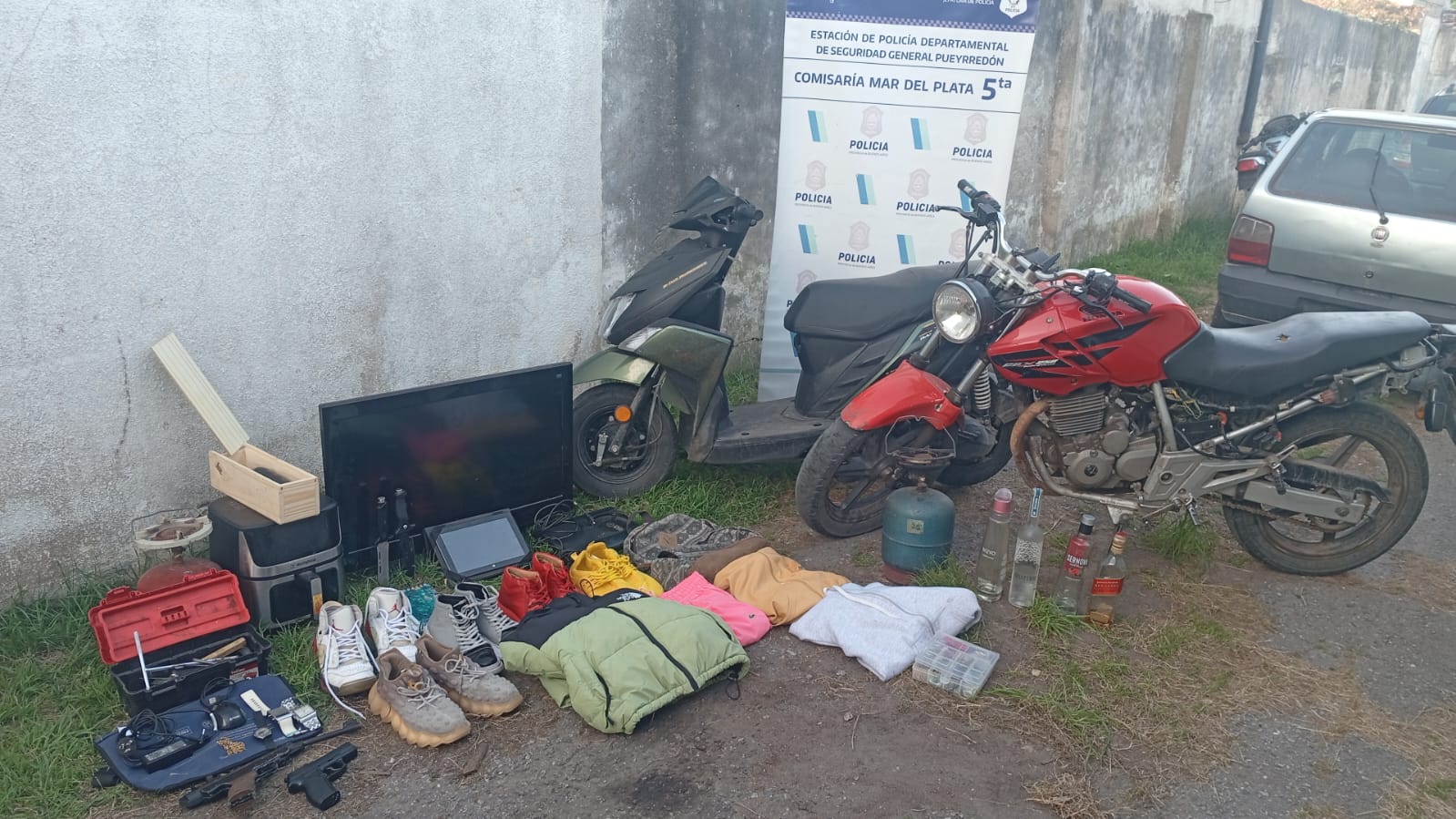 canal8mdp's tweet card. Sucedió en El Progreso. Tras el operativo, se aprehendió a un joven de 21 años. Asimismo, las motocicletas tienen pedido de secuestro.