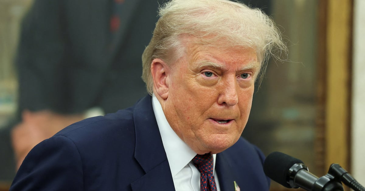 thedailybeast's tweet card. A rogue Republican is rounding up GOP signatures.