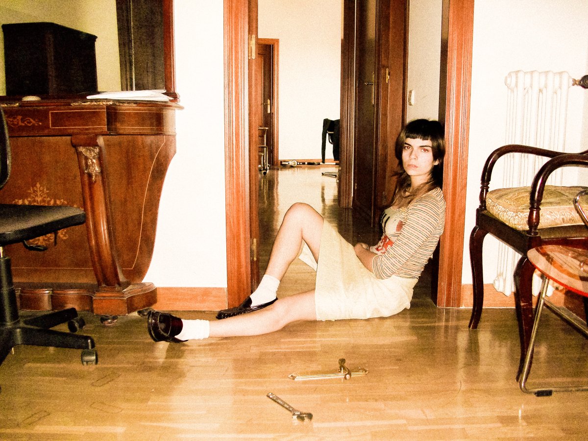 ycomMUSICA's tweet card. La cantant sabadellenca presenta un single de pop atmosfèric i electrònic que reflexiona sobre la vulnerabilitat afectiva, anunciant disc per a l'hivern de 2026 i concert a l'Apolo el 6 de març