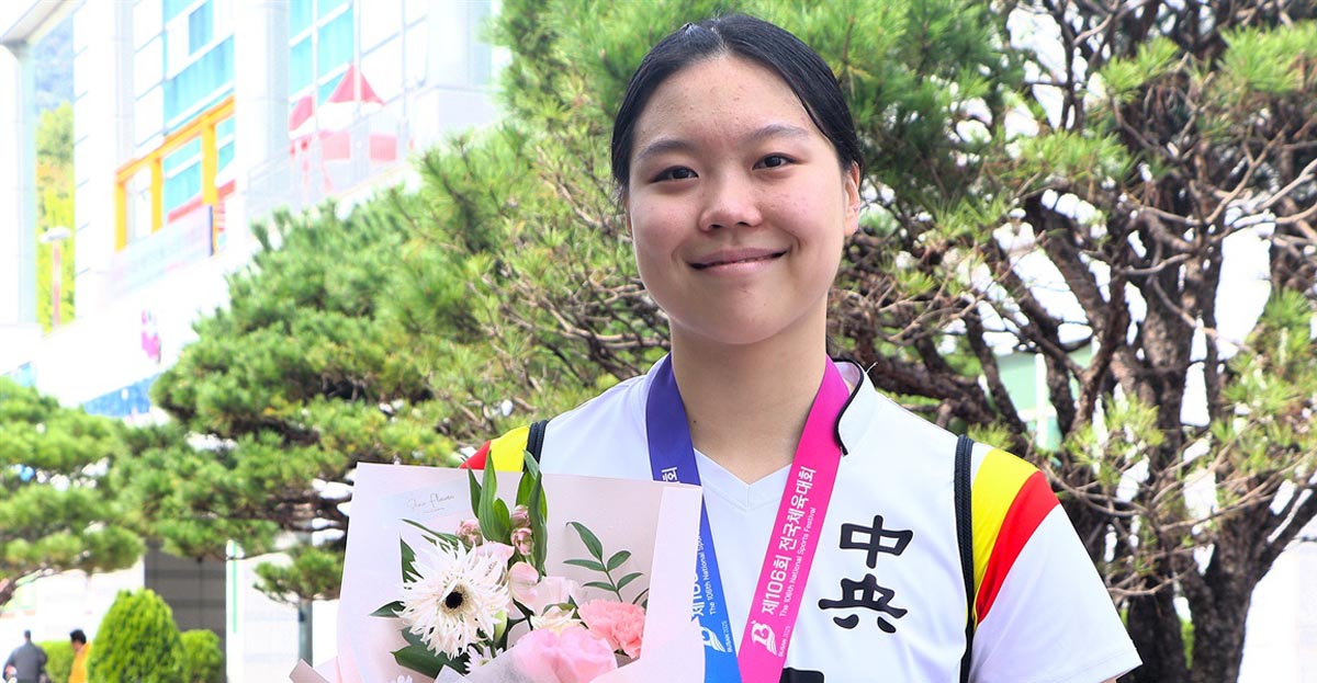 OhmyNews_Korea's tweet card. 중앙여고 배구부가 제106회 전국체육대회에서 한번고를 3-0으로 완파하며 우승을 차지했다. 이번 대회는 프로 진출이 확정된 이지윤, 박여름, 박윤서 등 3학년 선수들의 마지막 무대였다. 중앙여고는 대회 내내 단 한 세트도 내주지 않는 압도적인 경기력을 보여주었다. 장윤희 감독은 "아이들이 열심히 따라와준 덕분"이라...