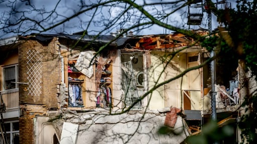 m_nieuwenhuis's tweet card. Ze zijn hun huis kwijt, kunnen maandenlang niet werken en durven soms niet meer de straat op. Het leven van meestal onschuldige slachtoffers van explosies ligt vaak letterlijk in puin, blijkt uit...