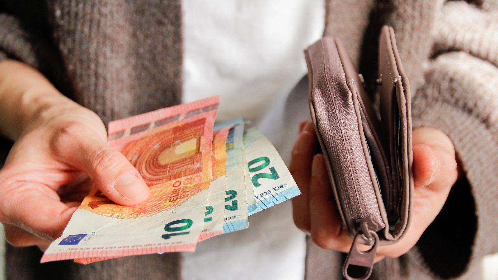 RTEBrainstorm's tweet card. Governments are increasingly advising people to keep cash on hand for emergencies which may severely impair electronic payments systems